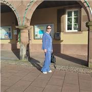 Englischlehrerin, die Kindern, Jugendlichen und Erwachsenen hilft, ihre Sprachkenntnisse für Schule, Beruf oder Reisen zu verbesse