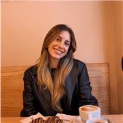 Profesora de inglés imparte clases a alumnos de primaria y primeros cursos de la ESO