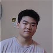 Profesor de programación que imparte clases online a niños jóvenes que inician en la programación