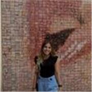 Profesora de primaria imparte clases para todas las asignaturas