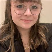 Étudiante proposant un rattrapage scolaire dans toutes les matières jusqu’au niveau terminale.