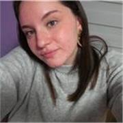 Profesora imparte clases para niños cursando Educación Primaria y ESO