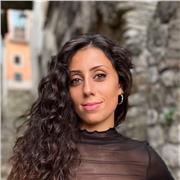 Docente di lingue impartisce lezioni di inglese, francese, spagnolo, cinese a studenti di secondaria di primo e secondo grado