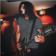 Laureato in chitarra pop al conservatorio impartisce lezioni di chitarra/armonia/teoria di livello base e intermedio