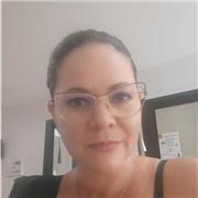 Profesora de apoyo escolar para niños de manera virtual