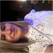 Profesora de inglés imparte clases a todos los niños