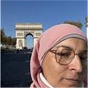 Prof de français, brevet, bac. Je suis les élèves dans leur parcours et m'efforce de renforcer les acquis.