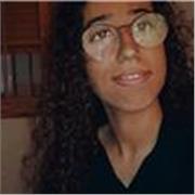 Estudiante, ofrece clase de inglés a niños de primaria