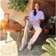 Profesora multitarea para niños, adolescentes y adultos