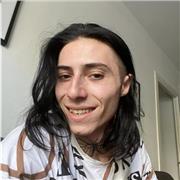 Profesor de italiano imparte lección a niños de todas la edad sin problema