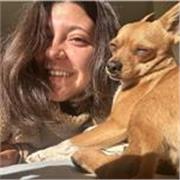 Soy Claudia, titulada en LSC los 5 niveles debido a que soy CODA es mi lengua materna de ahí sacarme una titulación que acredita mi nivel de profesionalización de la lengua de signos, sin embargo no soy profesora porque no me he sacado la carrera, puede s