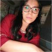 Profesora de ingles imparte clases a los niños de edad de 5 a 8 años