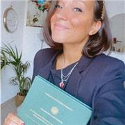 Laureata con Master I grado - parlo inglese spagnolo e francese