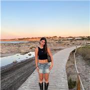 Baby sitter affidabile e solare disponibile a prendersi cura dei vostri bambini.