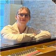 Pianista profesional con Estudios Superiores da clases de Piano con enfoque creativo y método de trabajo personalizado. También Lenguaje Musical, Armonía