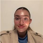 Étudiante qui peut donner des cours en présentiel ou en distanciel