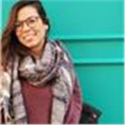 Profesora de inglés y español imparte clases a niños y adultos