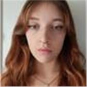 Studentessa universitaria offre aiuto compiti da medie a superiori