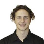 He acabado el grado medio de informática, tengo experiencia trabajando en esa rama. Puedo hablar en varios idiomas.