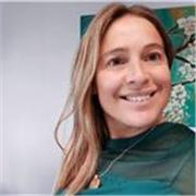 Profesora de administracion y contabilidad para adolescentes y adultos