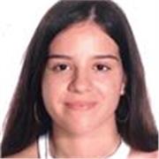 Profesora de matemáticas imparte clases a niños/as de primaria