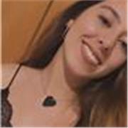 Estudiante que da en su tiempo libre clases de apoyo a alumnos de primaria