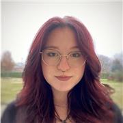 Insegnate di storia dell’arte diplomata al liceo grafico di Reggio Emilia , impartisce lezioni per ragazzi di medie e superiori