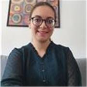 Profesora titulada con más de 8 años de experiencia.  