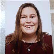 Profesor de apoyo escolar a alumnos de educación primaria