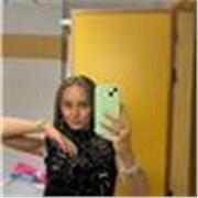 Divertida, comprensiva, simpática, paciente, graciosa, amable y buena persona.