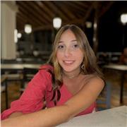 Profesora de economía dispuesta a impartir clase a alumnos