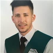 Profesor que imparte clases de matemática e inglés a niños de primaria