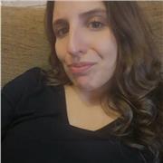 Laureata in mediazione linguistica e culturale, impartisce lezioni di inglese e francese a studenti delle scuole elementari, medie e superiori