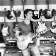 Guitarrista profesional formado en la Berklee College of Music /Máster en la Escola Superior de Música de Catalunya