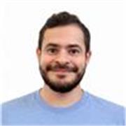 Entrenador disciplinado y motivador, enfocado en fuerza y hábitos saludables para principiantes y mejora progresiva 