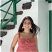 Estudiante universitaria responsable que ofrece clases personalizadas con seguimiento cercano.