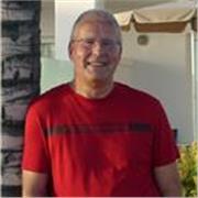 Tutor, der Kindern im Grundschulalter gern Nachilfe geben möchte oder bei den Hausaufgaben hilft