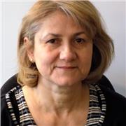 Ich bin Englisch- und Französischlehrerin und kann auch Arabisch unterrichten.