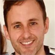 Llevo más de 20 años tocando la guitarra. Soy profesor de música en E. Primaria y tengo experiencia en clases particalures de iniciación a la guitarra para alumnos/as entre 6 y 12 años. Me apasiona la música y mis clases son dinámicas y motivadoras para q