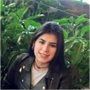 Profesor de español imparte clases con niños de todas las edades