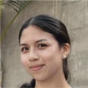 Profesora de inglés imparte clases a niños de todas las edades