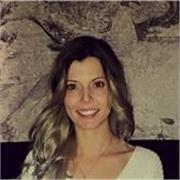 Profesora de inglés imparte clases a niños de primaria
