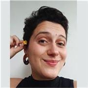 Soy professora de artes visuales y tambien arteterapeuta, con distintas técnicas de materiales con niños, adolescentes y adultos 