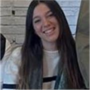 Estudiante de Integración da clases de repaso a niños de primaria