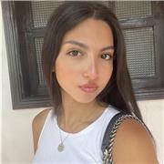 Je m’appelle Yasmine El Houari, j’ai 20 ans. Je suis à l’aise en français, en anglais et en arabe.