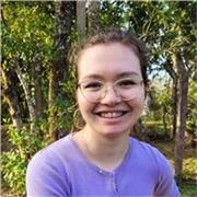 Professora de inglês com experiência em dar aulas personalizadas para alunos de diversos níveis e idades