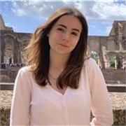 Studentessa universitaria impartisce lezioni di inglese per studenti delle elementari, medie e superiori