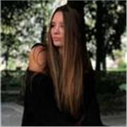 Italiano e inglese, dalle elementari alle superiori. Ho un diploma di marketing e finanza, ma fino al terzo anno ho studiato per operatore turistico. Ottimo inglese, e italiano madrelingua