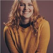 Architekturstudentin bietet Mathe-Nachhilfe und Hausaufgabenbetreuung online an.