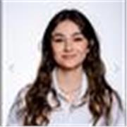 Joven graduada en Bachillerato con altas notas en las materias.
